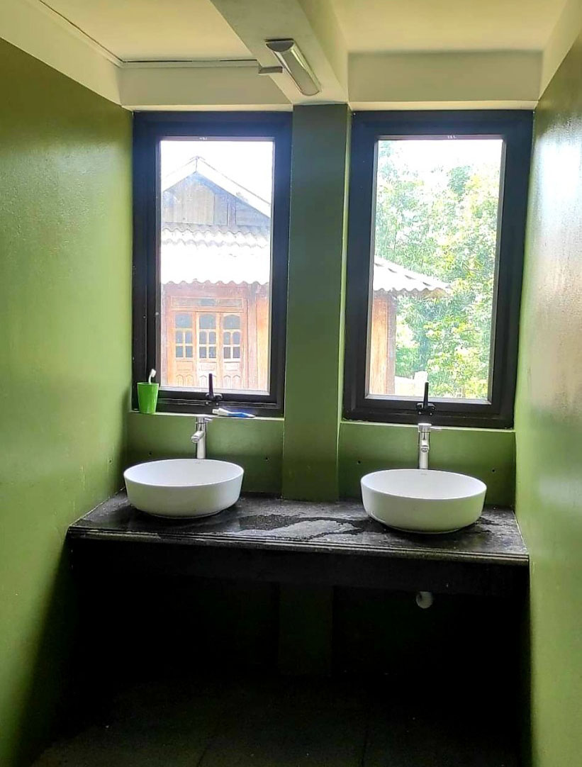 Washbasin with open view